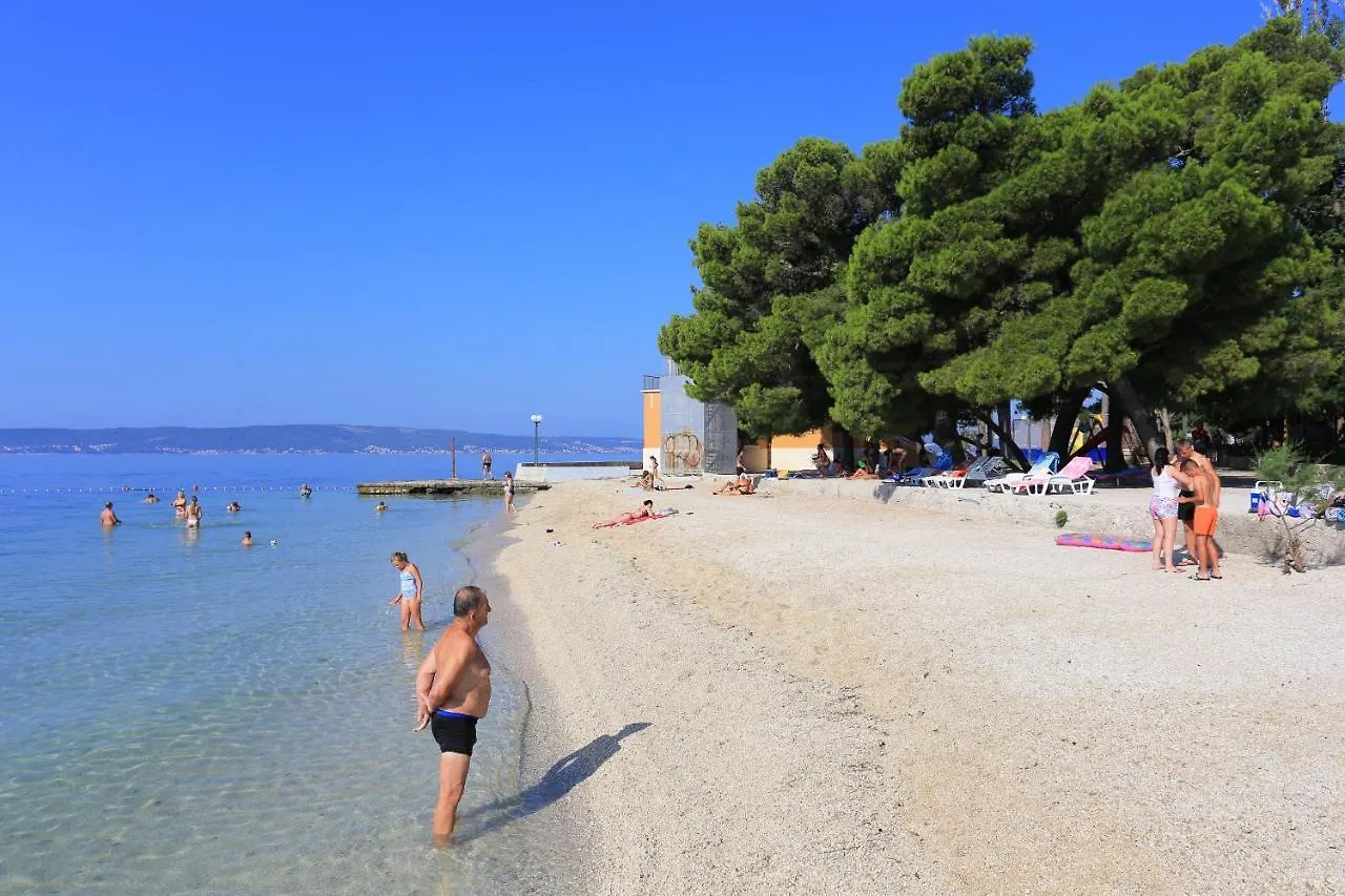 Apartments With A Parking Space Kastel Kambelovac, Kastela - 20998 0*,  Croatia