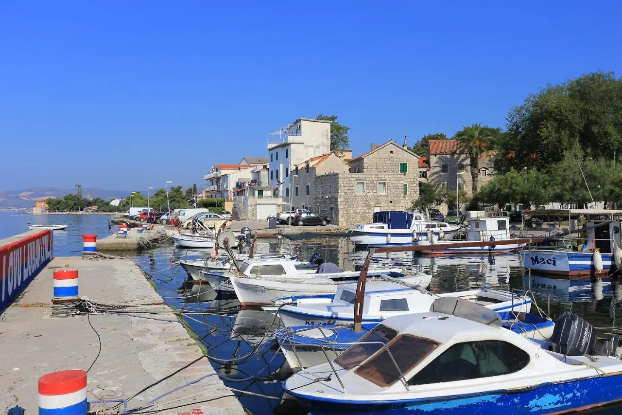 Apartments With A Parking Space Kastel Kambelovac, Kastela - 20998